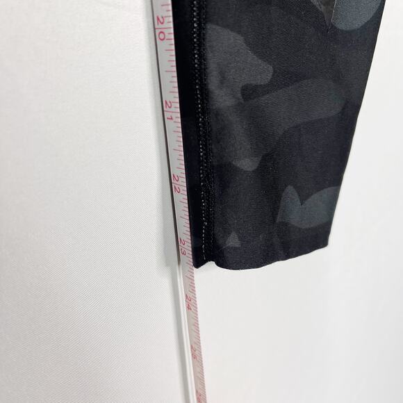 Ultracor Medium M Gray Black Camo Stars Knockout Leggings Patent Print Workout - Picture 7 of 10